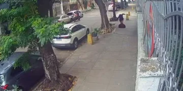 Mulher cai em bueiro no Maracanã após tampa ceder, na manhã de domingo