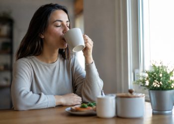 Efeitos do café em jejum variam; cuidados ajudam a evitar desconfortos digestivos