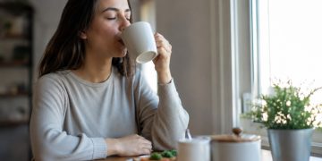 Efeitos do café em jejum variam; cuidados ajudam a evitar desconfortos digestivos