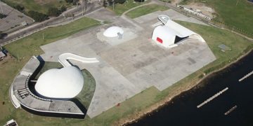 Niterói oferece circuito gratuito com obras de Oscar Niemeyer na orla da Baía de Guanabara