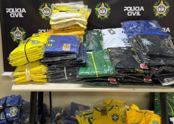 Polícia apreende 2 mil camisas falsificadas da seleção brasileira em operação na Via Dutra