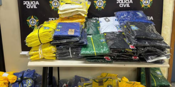 Polícia apreende 2 mil camisas falsificadas da seleção brasileira em operação na Via Dutra