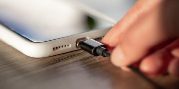 Ordem de conexão entre celular e carregador influencia estabilidade elétrica e durabilidade