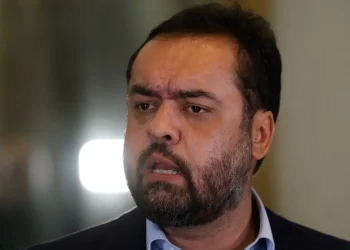 TSE mantém condenação de Castro e decisão sobre eleição do governador do Rio depende do STF