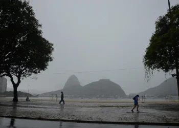 Rio de Janeiro enfrenta terça-feira com céu nublado e chuva fraca a moderada
