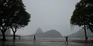 Rio de Janeiro enfrenta terça-feira com céu nublado e chuva fraca a moderada