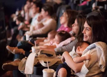 Sessão do filme ‘Michael’ no CineMaterna de Nova Iguaçu prioriza ambiente acolhedor para famílias com bebês