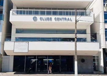 Clube Central de Niterói realiza baile de gala pelos 106 anos com banda e traje a rigor