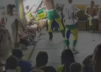 Turista colombiana é indiciada por injúria racial após oferta de banana a capoeirista na Rocinha