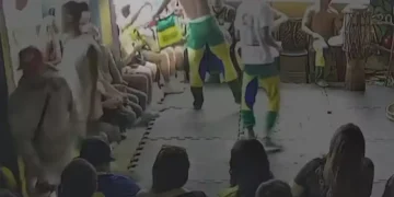 Turista colombiana é indiciada por injúria racial após oferta de banana a capoeirista na Rocinha