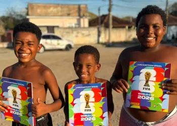 Projeto social distribui álbuns e figurinhas da Copa para crianças do Complexo da Coruja