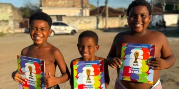 Projeto social distribui álbuns e figurinhas da Copa para crianças do Complexo da Coruja