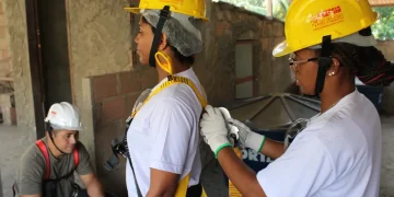 ONG em São Gonçalo oferece curso gratuito de energia solar para mulheres cis e trans
