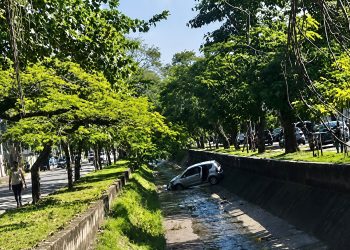 Carro cai em canal na Avenida Presidente Roosevelt, em Niterói, e equipes de resgate atuam