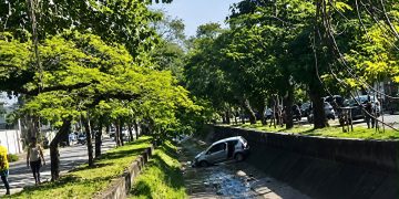 Carro cai em canal na Avenida Presidente Roosevelt, em Niterói, e equipes de resgate atuam