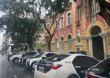 Polícia Civil investiga troca de tiros que deixou delegado baleado e destruição em Niterói