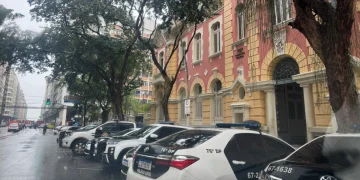 Polícia Civil investiga troca de tiros que deixou delegado baleado e destruição em Niterói