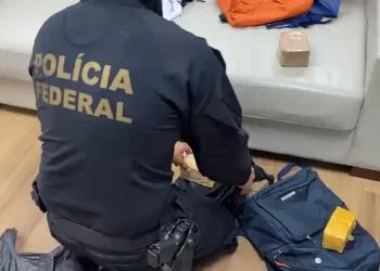 PF encontra R$ 450 mil em dinheiro vivo em casa ligada a esquema de lavagem de dinheiro na saúde