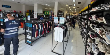 Operação em Duque de Caxias apreende 10 mil itens falsificados de marcas renomadas