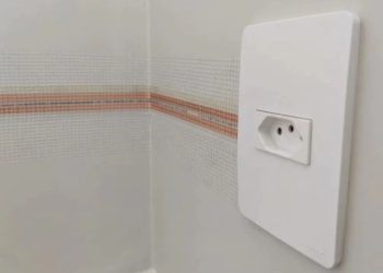 Fita de cobre em paredes melhora condução elétrica e reduz interferências em ambientes técnicos