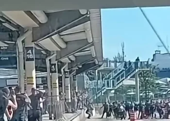 Greve de rodoviários provoca vandalismo e transtornos no Terminal Alvorada, no Rio