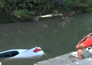 Mulher de 47 anos morre após carro cair no Rio Maracanã; vítima retornava de viagem