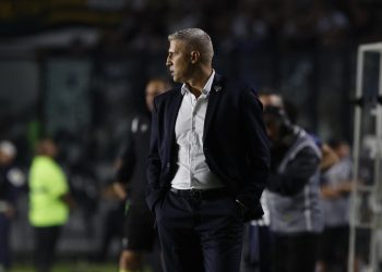 Vasco descarta Hernán Crespo e busca técnico estrangeiro após saída de Renato Gaúcho