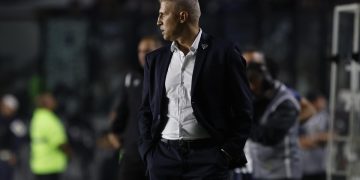 Vasco descarta Hernán Crespo e busca técnico estrangeiro após saída de Renato Gaúcho