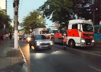 Colisão entre ônibus e caminhão causa congestionamento na Alameda São Boaventura, Niterói