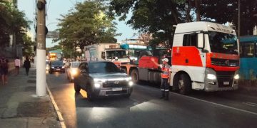 Colisão entre ônibus e caminhão causa congestionamento na Alameda São Boaventura, Niterói