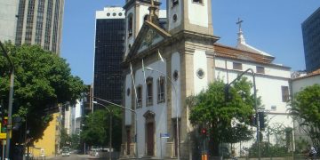 Duas ânforas sacras recuperadas pela Polícia Federal voltam à Igreja de Santa Luzia, no Rio