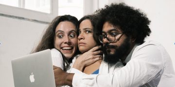 Espetáculo semipremiado no Leblon aborda temas sociais com humor e contato direto com o público