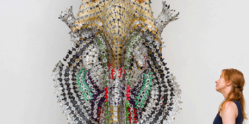 Exposição de Sandra Lapage na Galeria Contempo reflete relações entre materiais reciclados e presença