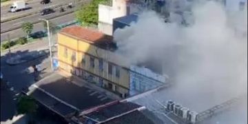 Incêndio atinge dois estabelecimentos na Rua São Clemente, em Botafogo