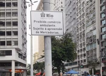 Prefeitura do Rio instala placas para reforçar combate ao comércio ambulante irregular no Centro