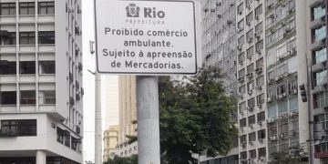 Prefeitura do Rio instala placas para reforçar combate ao comércio ambulante irregular no Centro