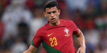 Matheus Nunes, brasileiro de São Gonçalo, joga pela seleção portuguesa na Copa 2026