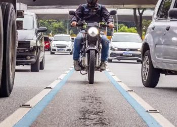 Câmara de Niterói aprova criação da Faixa Azul para motociclistas, sujeita a etapas técnicas