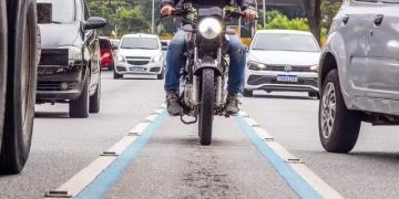 Câmara de Niterói aprova criação da Faixa Azul para motociclistas, sujeita a etapas técnicas