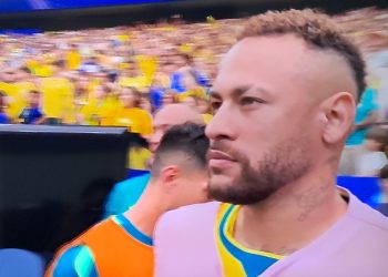 Neymar mantém expressão séria durante vitória do Brasil na Copa 2026