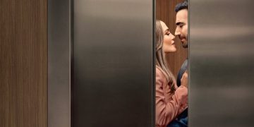 Comédia romântica “Paixão de Escritório” ganha destaque na Netflix por sua leveza