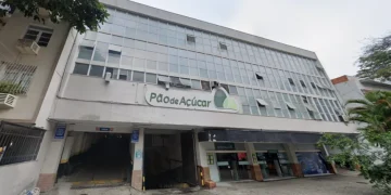 Moradores de Botafogo protestam contra desapropriação de supermercado na Rua Barão de Itambi
