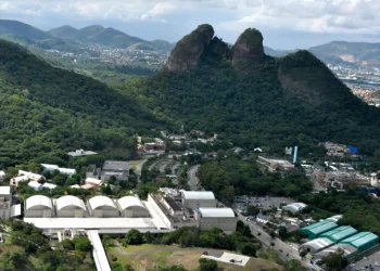 Tiroteio na comunidade do Dois Irmãos afeta equipe de gravação na Globo do Rio
