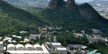 Tiroteio na comunidade do Dois Irmãos afeta equipe de gravação na Globo do Rio