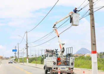 Prefeitura de Maricá retira 15 toneladas de fios irregulares para aumentar segurança