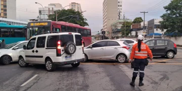 Acidente com caminhão-cegonha causa trânsito intenso em Niterói nesta quarta-feira