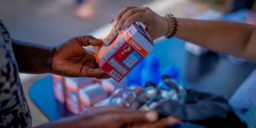Enel promove ações de orientação e troca de lâmpadas por LED em seis cidades do Rio