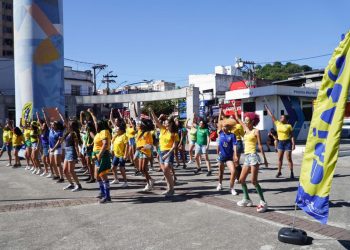 Alunos do CRIA SG realizam flashmob com tema da Copa do Mundo na Praça Doutor Luiz Palmier