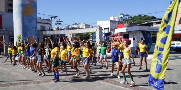 Alunos do CRIA SG realizam flashmob com tema da Copa do Mundo na Praça Doutor Luiz Palmier