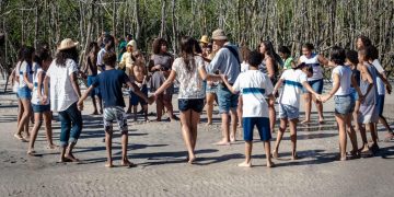 Projeto Flautistas da Marambaia realiza ação de educação ambiental em Barra de Guaratiba